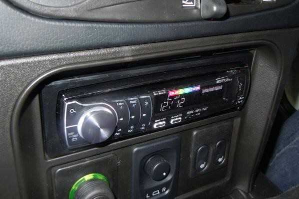 Определение местоположения дополнительного устройства в автомобиле