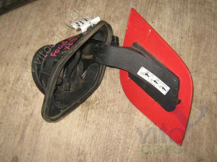 Подготовка инструментов для снятия крышки топливного бака